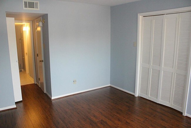 Foto del edificio - 3015 Walnut Bend Ln