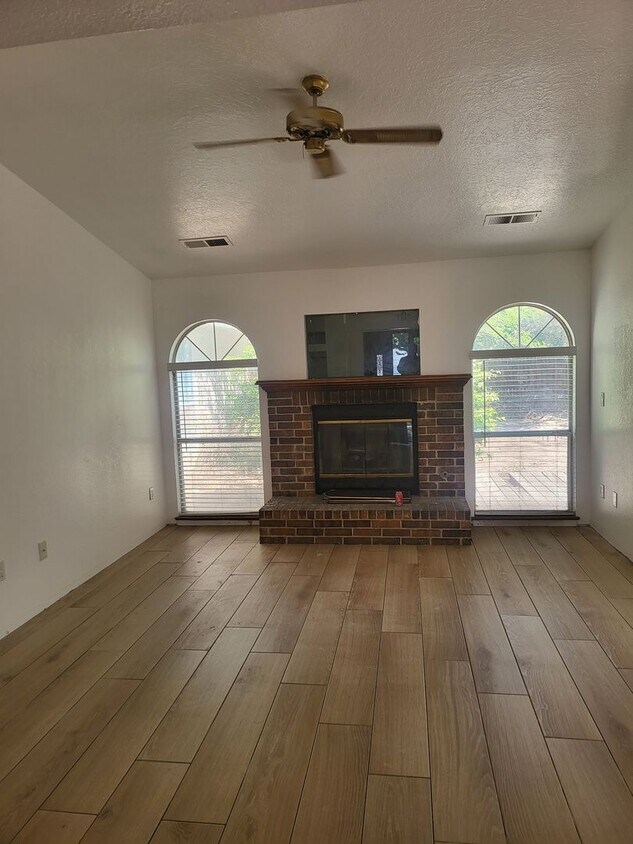 Foto del edificio - Taylor Ranch 3 Bedrooms  2 Bath  2/CG 1550/sf