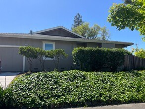 Building Photo - 695 Montclair Dr