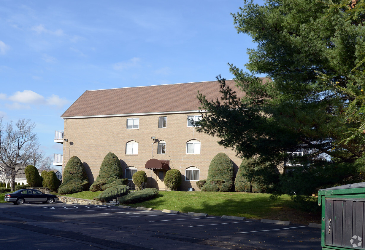 Building Photo - Chateau Regale Apartments