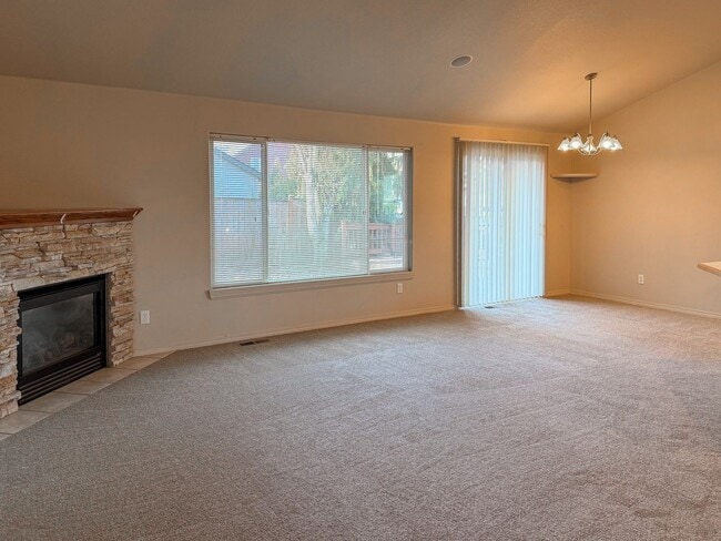 Foto del edificio - Single Level Home with Gas Fireplace, Fenced Yard, Garage ~ 2641 Hoodoo