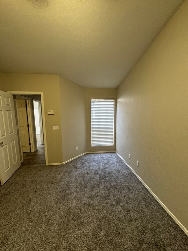 Building Photo - Beautiful 2 Bedroom 2 bath single level fo...