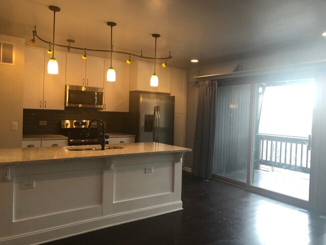 Building Photo - 5501 Lakeside Dr