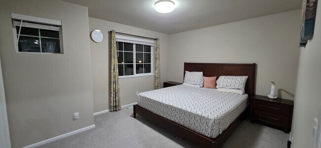 Foto del edificio - Amazing 4bed/2.5bath Home in Bonney Lake with Peak a Boo View of Mt. Rainer!