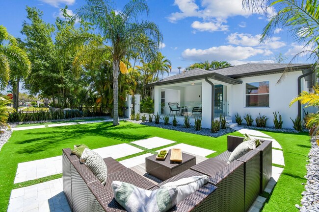 Building Photo - Exquisite Old Northeast 2/2 Duplex: Modern...