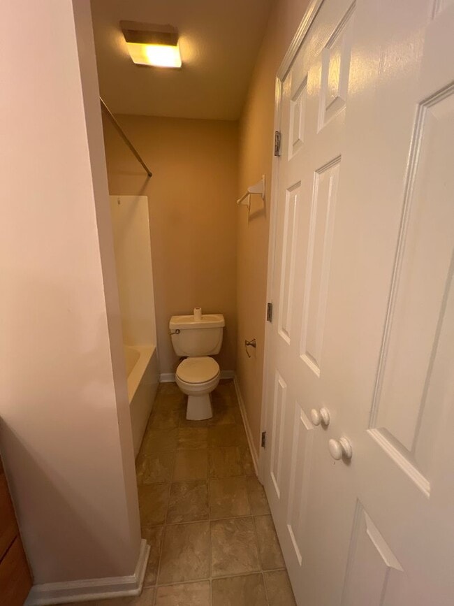 Building Photo - 2 Bedroom 2 bath apartment for lease