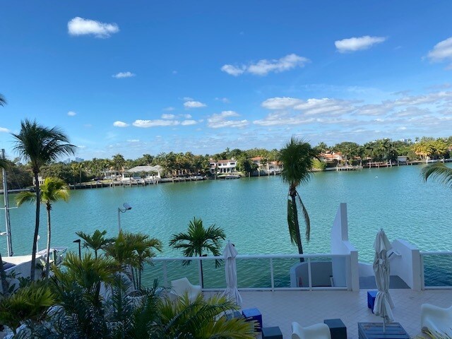Foto del edificio - 5880 Collins Ave