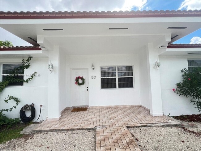 Building Photo - 1351 SW 70th Ave