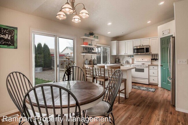 Building Photo - 4 br, 2.5 bath House - 480 E. Blue Heron
