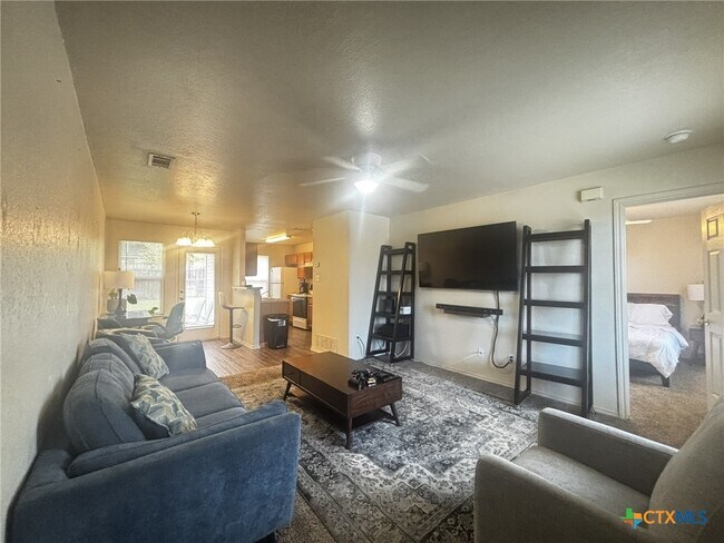 Building Photo - 409 Creek St