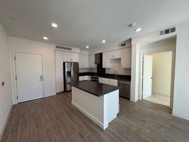 Building Photo - Stunning 2Bd/2Ba Condo in Heart of Irvine!