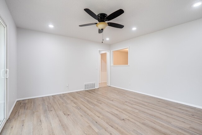 Building Photo - 4713 Newport Dr