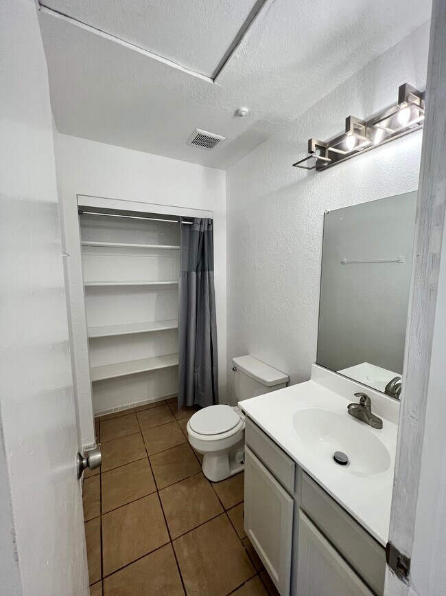 Foto del edificio - 13901 Caliente Dr