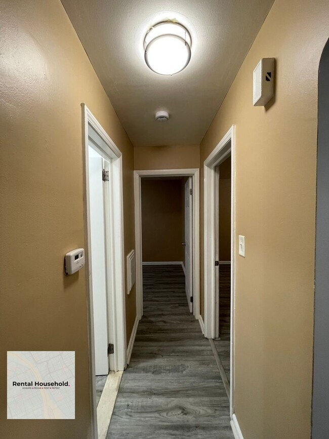Building Photo - Charming & Beautifully Maintained 2-Bedroom Ranch Available Now!