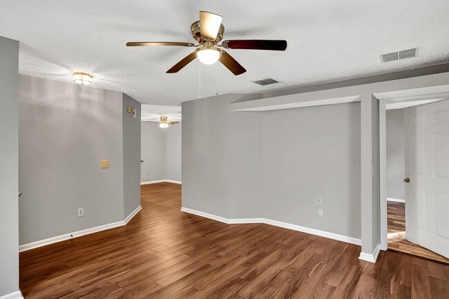 Building Photo - 3 bedroom/ 2 bathroom condo in gated South...