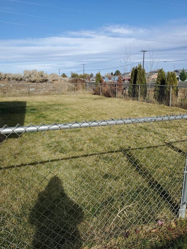 Foto del edificio - 3 Bedroom/ Double Car Garage/ Fenced Yard