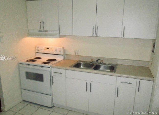 Foto del edificio - 850 E Commercial Blvd