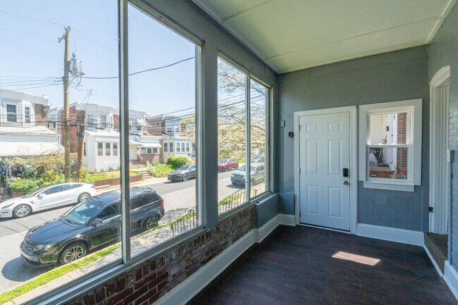 Building Photo - Newly renovated 2 bedroom 1st Fl Unit