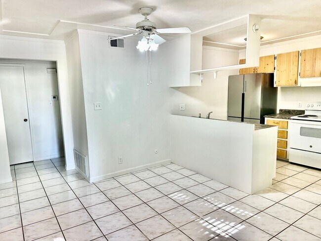Building Photo - 2 br, 1 bath House - 4918 N Holt Ave #102