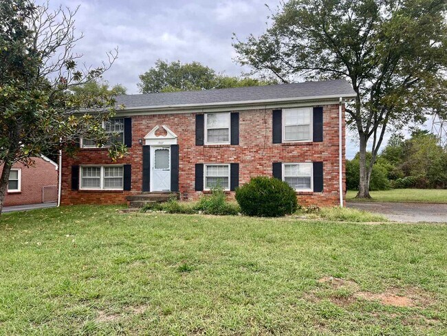 Foto del edificio - 4BR 2BA Home W/ Apartment Layout Downstairs!