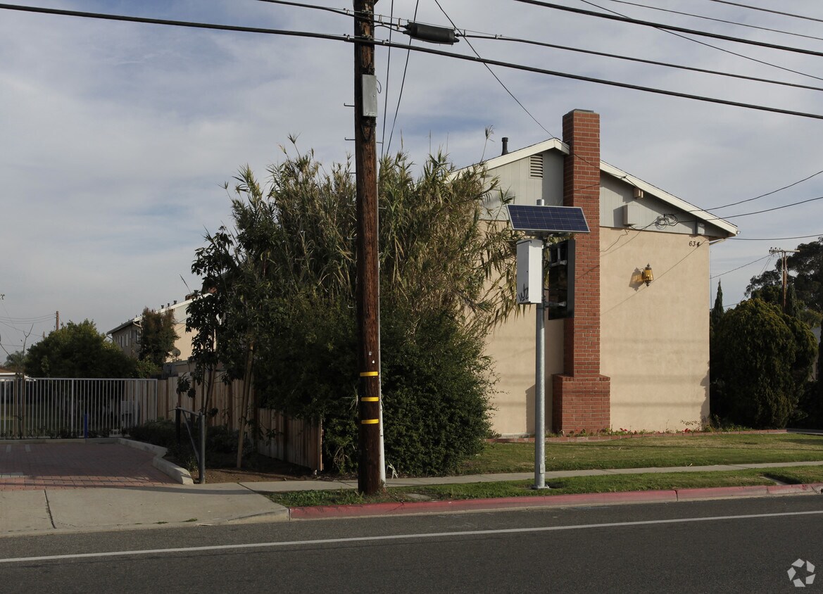 Building Photo - 634 Hamilton St