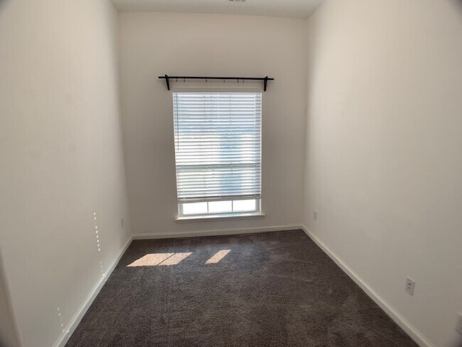Building Photo - Edmond 3 bed with optional office Deer Cre...