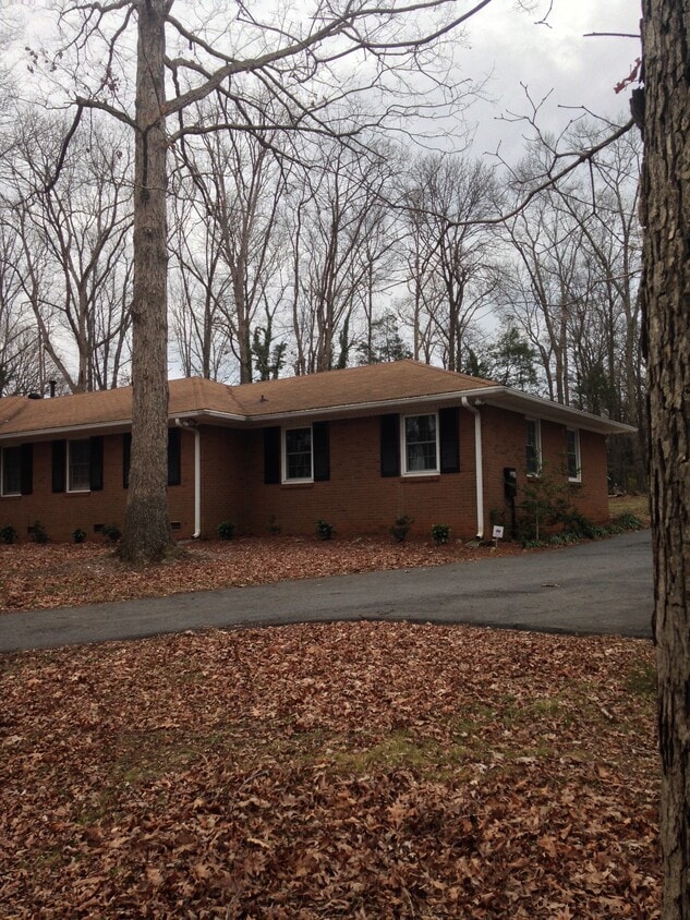End Unit - 1240 Robinhood Cir