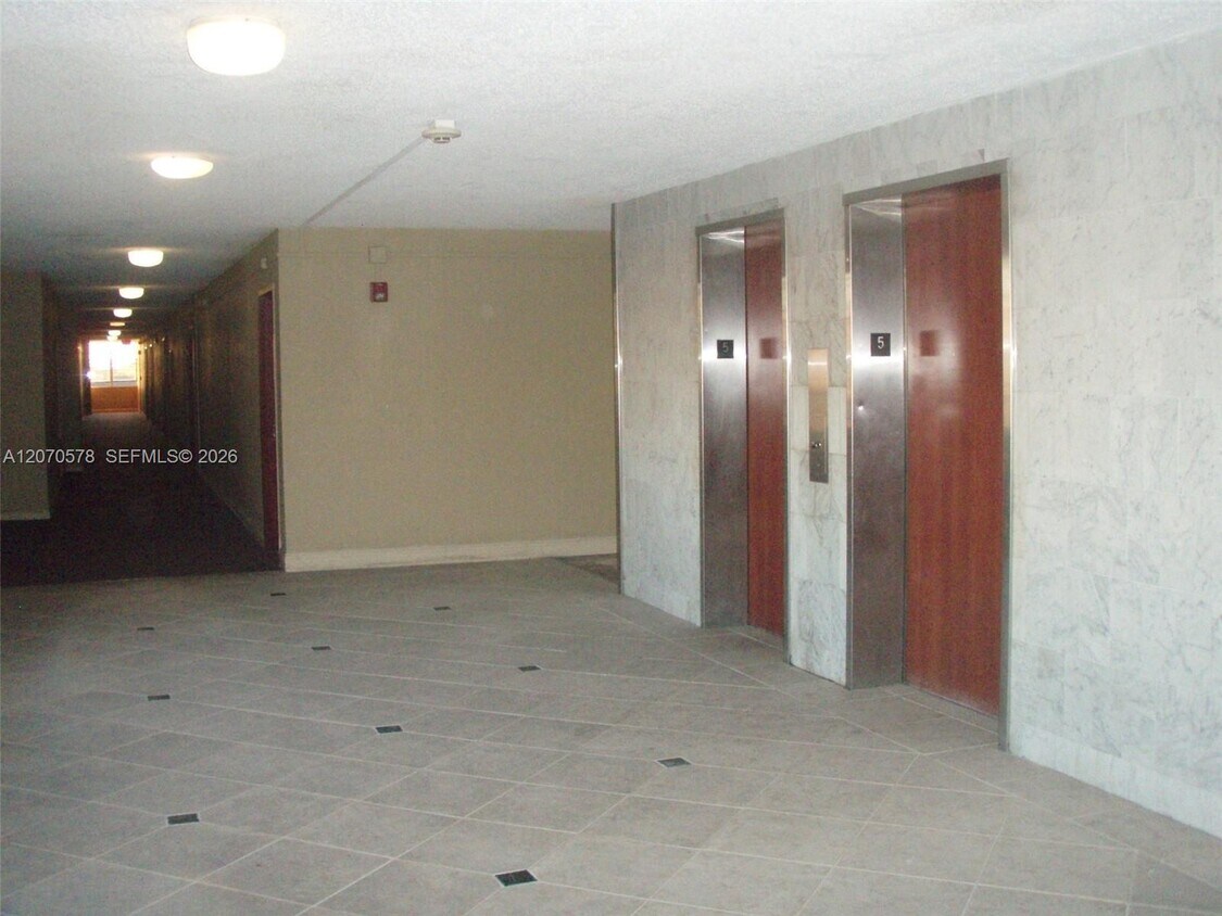 Foto del edificio - 6980 NW 186th St