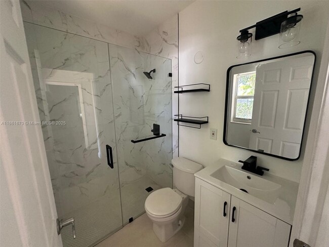 Foto del edificio - 563 NE 65th St