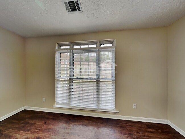 Foto del edificio - 2122 Creek Trail Dr