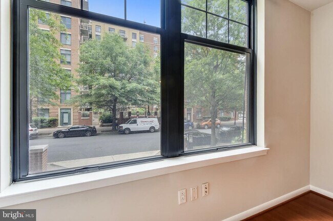 Building Photo - 1021 N Garfield St
