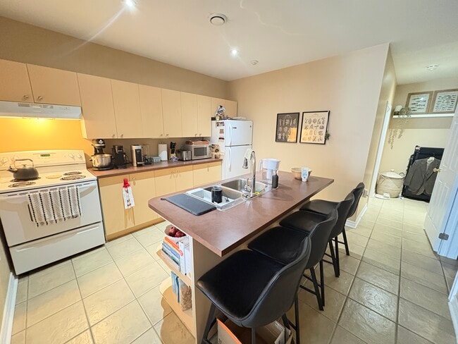 Building Photo - Stuning 2 Bedroom Main Floor in 8 Plex