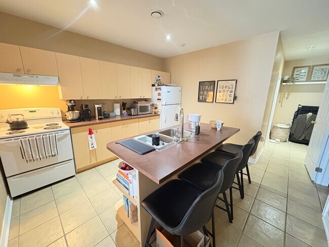 Photo du bâtiment - Stuning 2 Bedroom Main Floor in 8 Plex