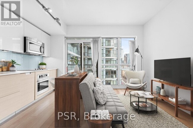 Building Photo - 210 Simcoe St