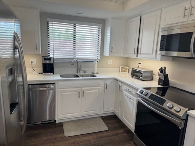 Building Photo - Flagship Village Condo in The Landings Yacht Golf & Tennis Club