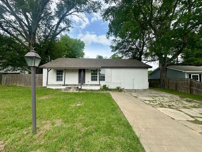 Foto principal - Available Now! Charming & Updated 3-Bedroo...