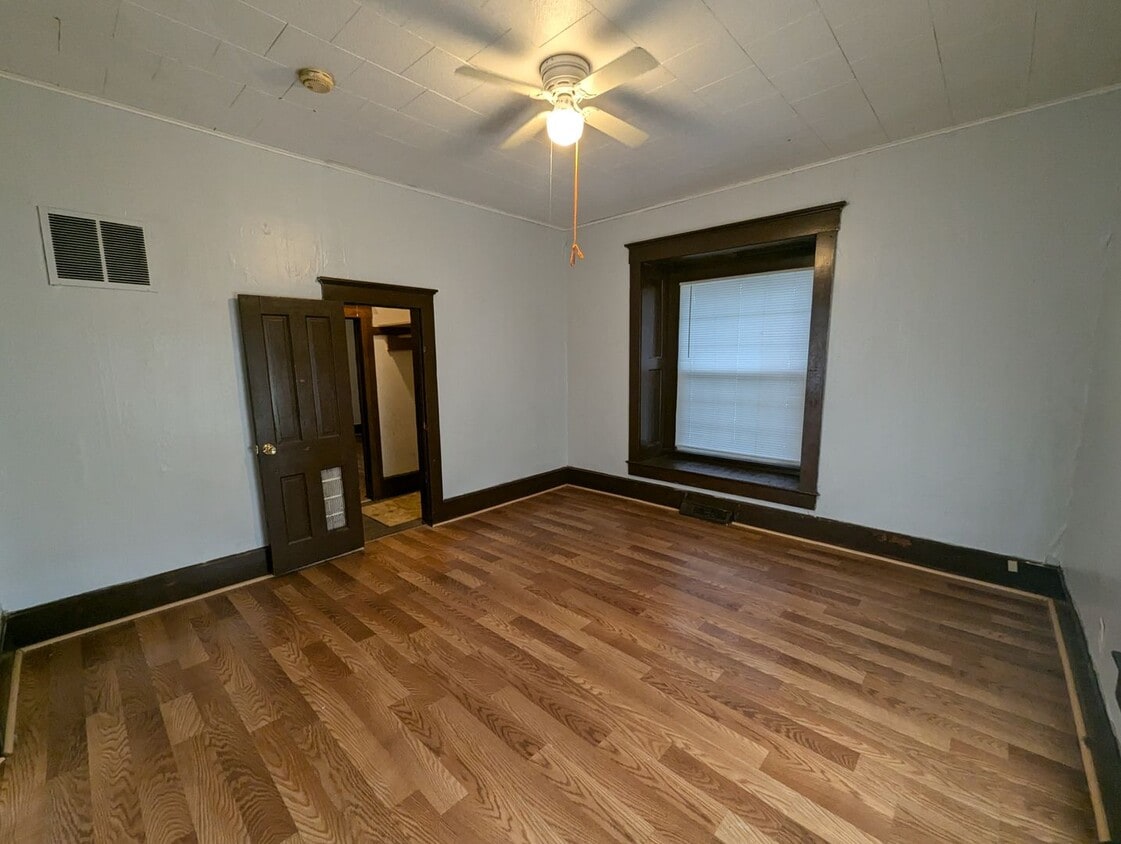 Building Photo - Coming Soon 4 Bed, 1 Bath — Available December 15th!