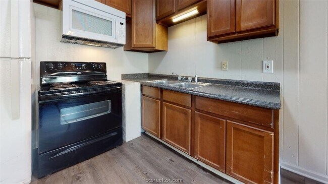 Building Photo - 206 Lynn Dr