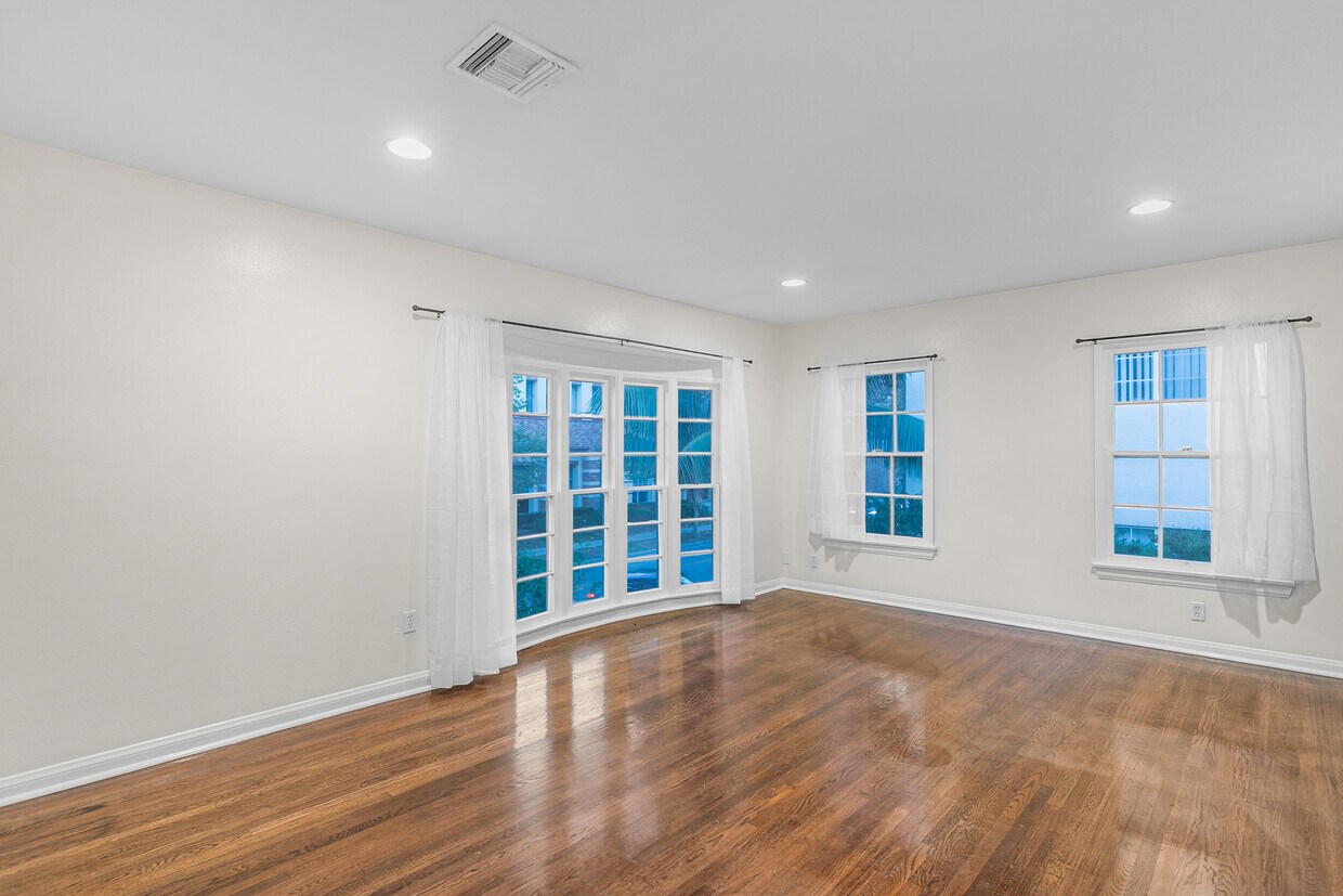 Foto principal - 222 S Rexford Dr