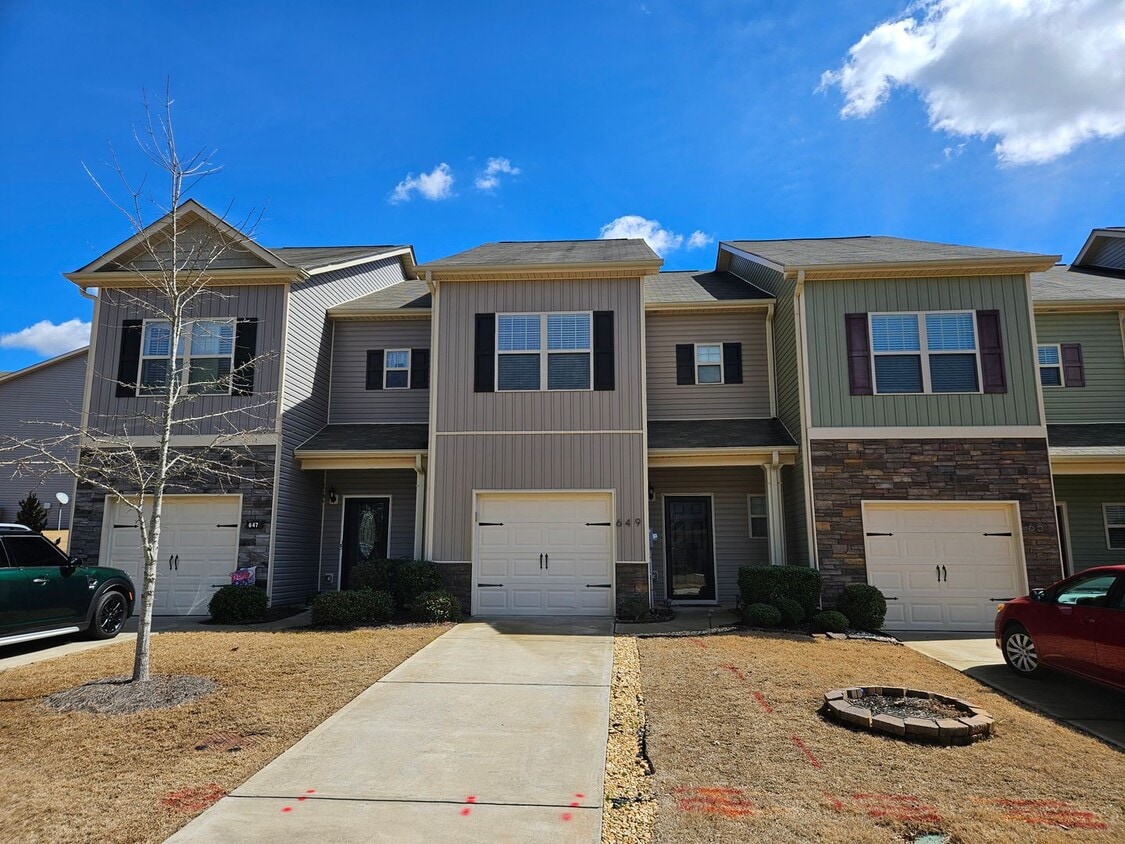 Foto principal - Nice 3 bed 2.5 bath Townhouse located in A...