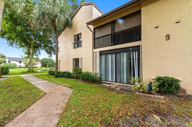 Foto del edificio - 3757 Cocoplum Cir