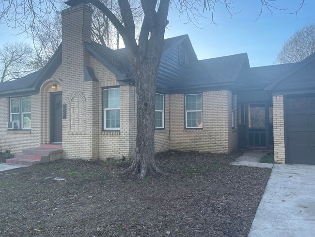 Building Photo - 2/1 with bonus room FENCED YARD PET FRIENDLY
