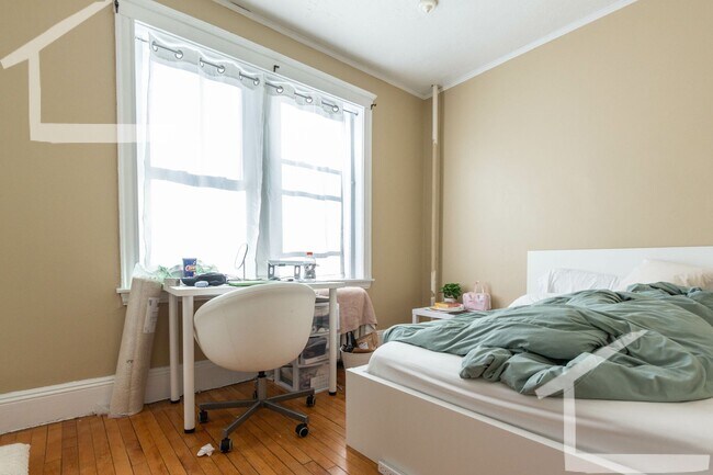Building Photo - Well priced 3 bed in Coolidge Corner.... Don't miss out....