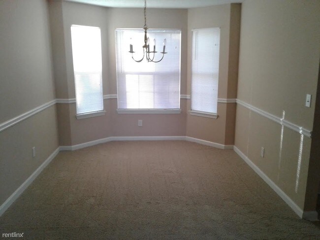 Foto del edificio - 5243 Round Table Dr