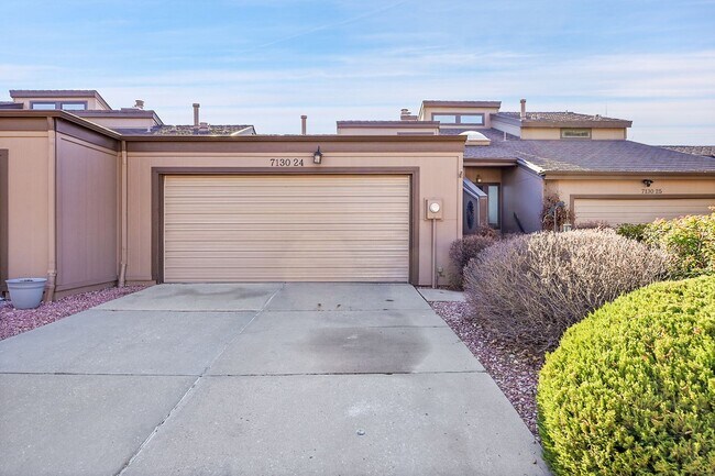 Foto del edificio - Backs to private lake with mountain views