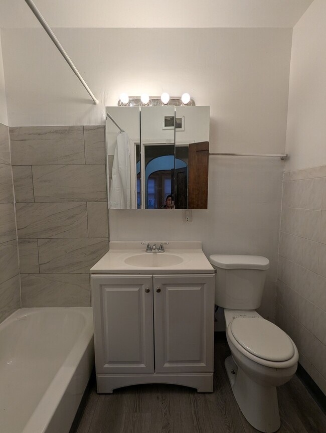 Foto del edificio - 1300 N Pine Ave