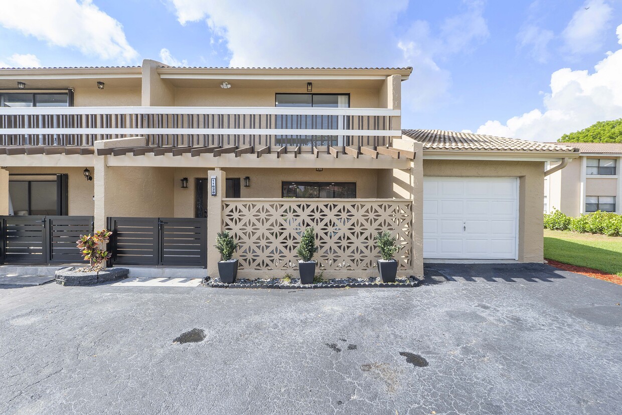 Primary Photo - 11628 NW 30th St