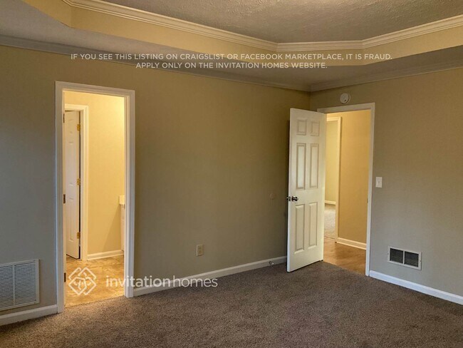 Building Photo - 2355 Huntington Dr