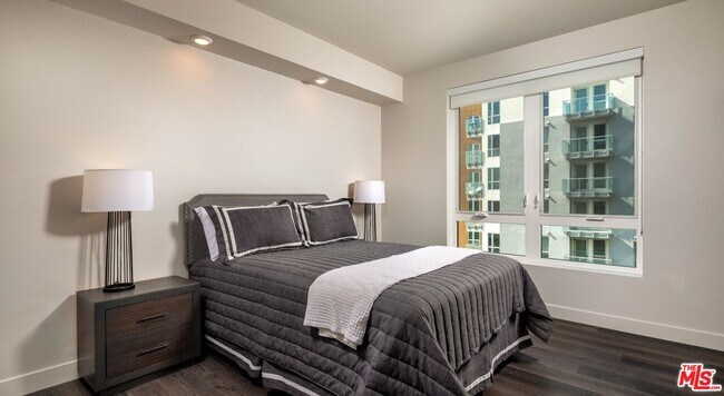 Building Photo - 1340 S Hill St