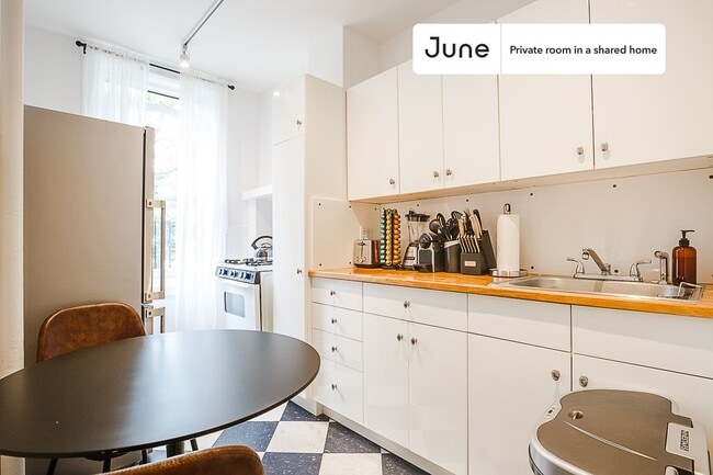 Foto del edificio - Room in Shared 5 bed/1 bath home